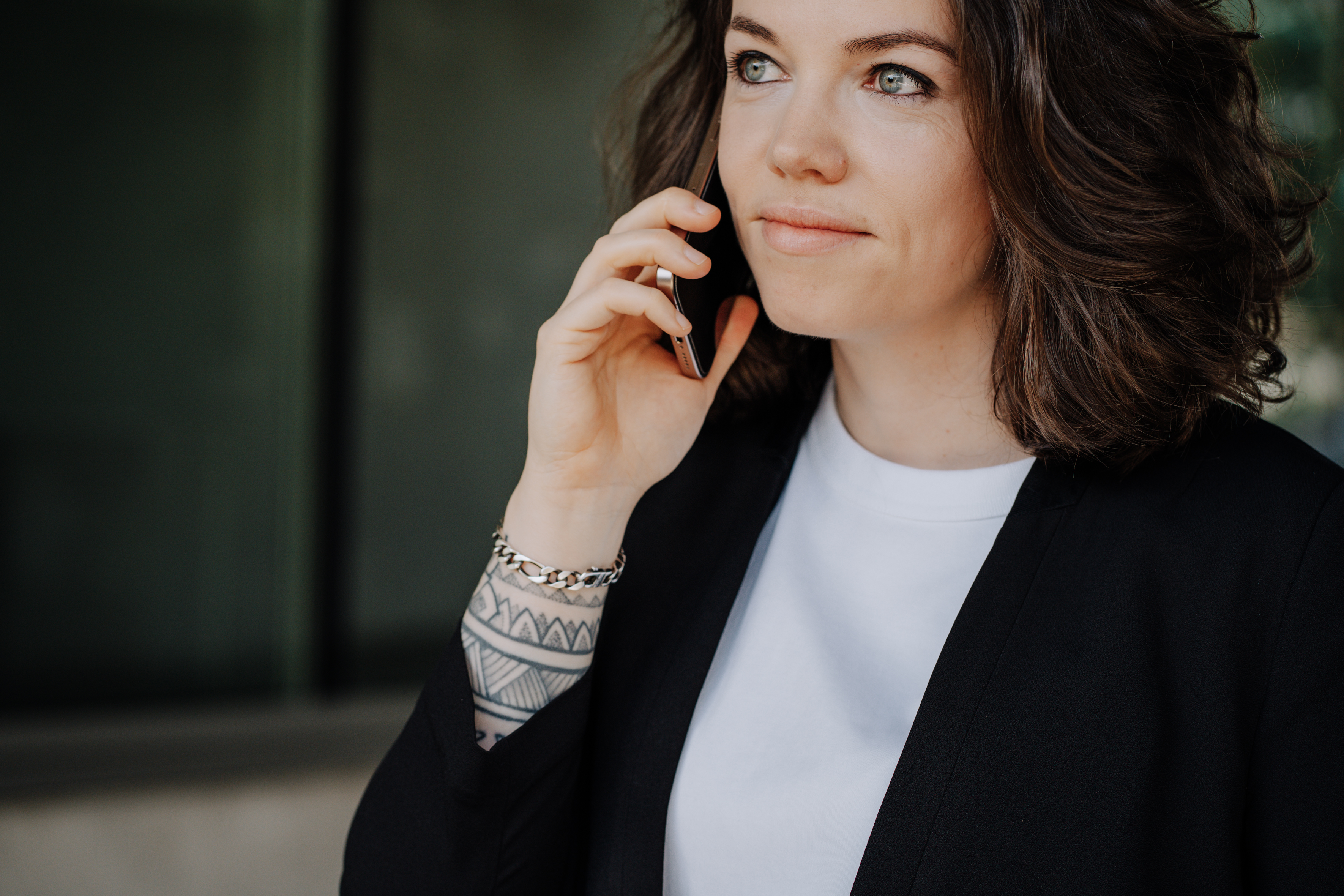Margaux Dupuy pendant le tournage d'une vidéo sur la finance en Suisse