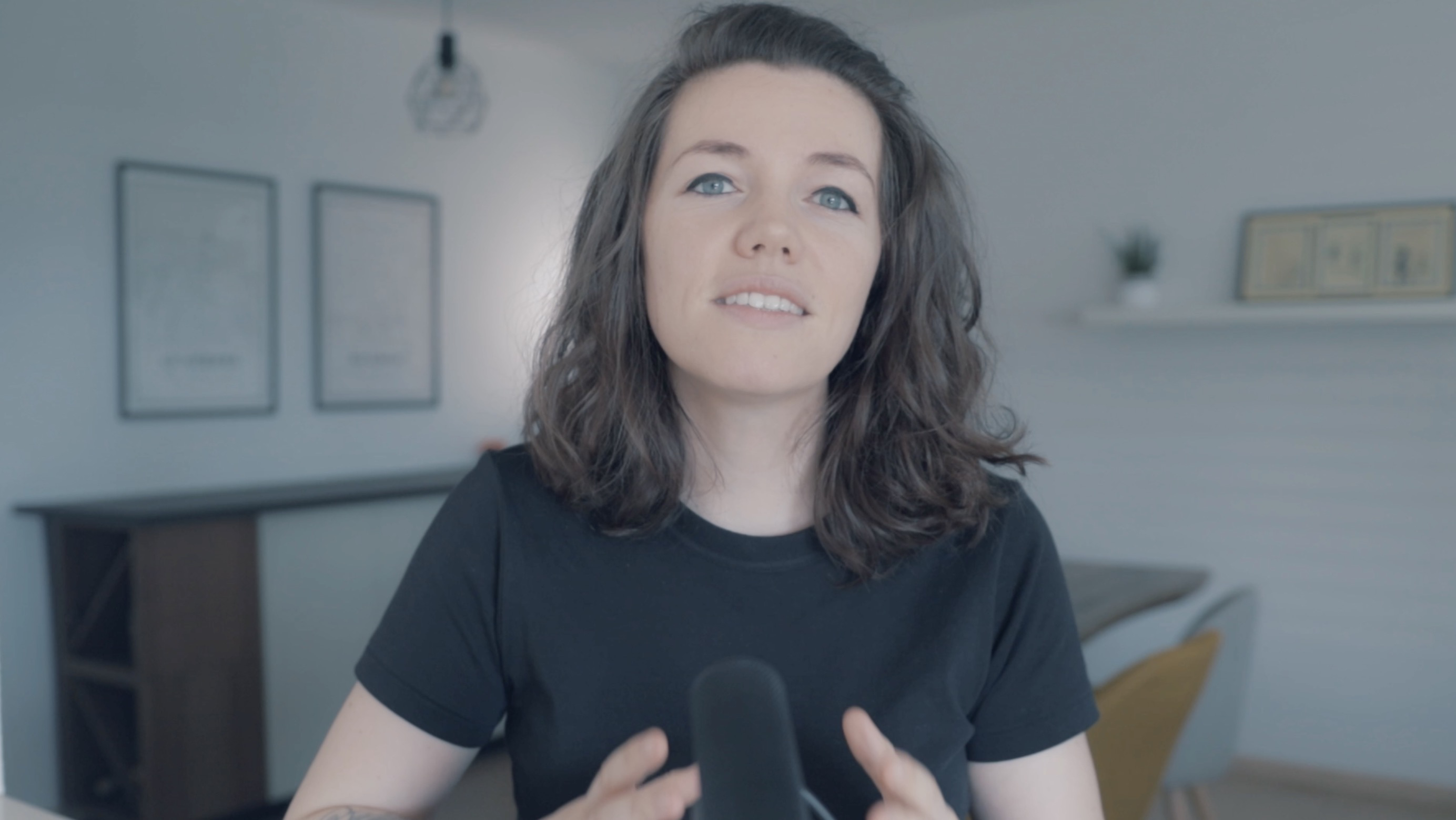 Margaux Dupuy pendant le tournage d'une vidéo sur la finance en Suisse
